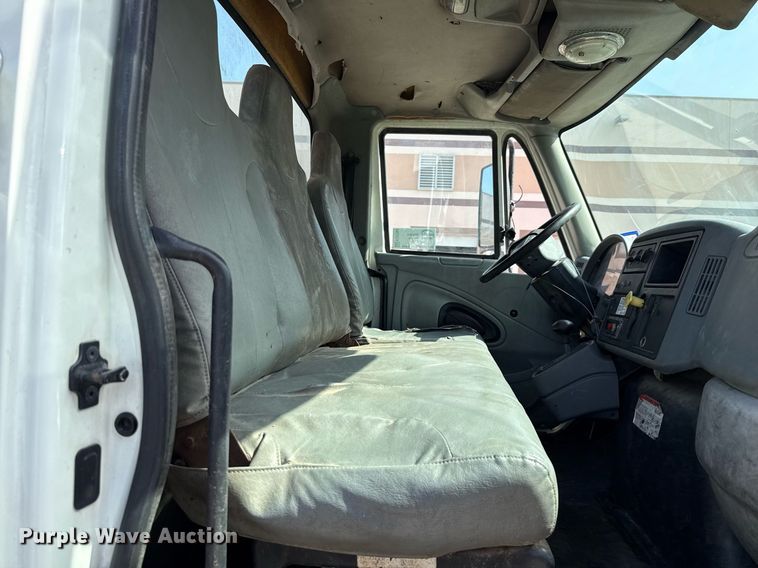 image for item ED5764 2002 International 4400 grapple crane truck