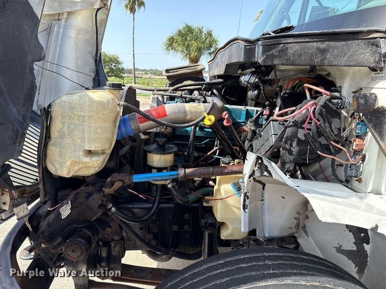 image for item ED5764 2002 International 4400 grapple crane truck