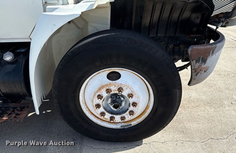 image for item ED5764 2002 International 4400 grapple crane truck