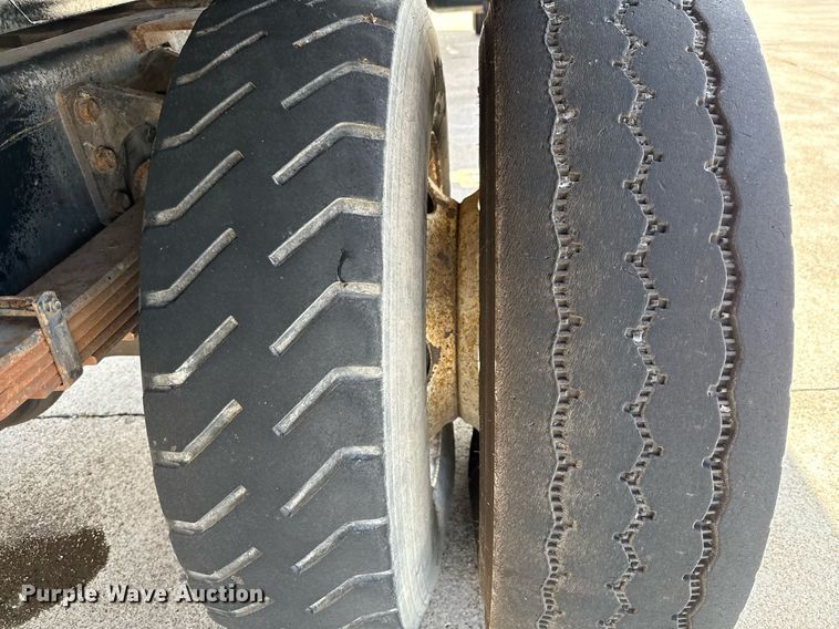 image for item ED5764 2002 International 4400 grapple crane truck