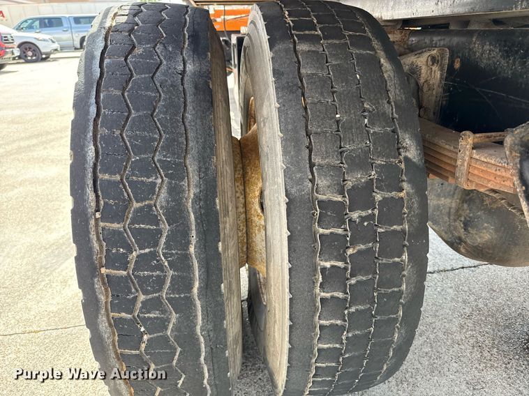 image for item ED5764 2002 International 4400 grapple crane truck