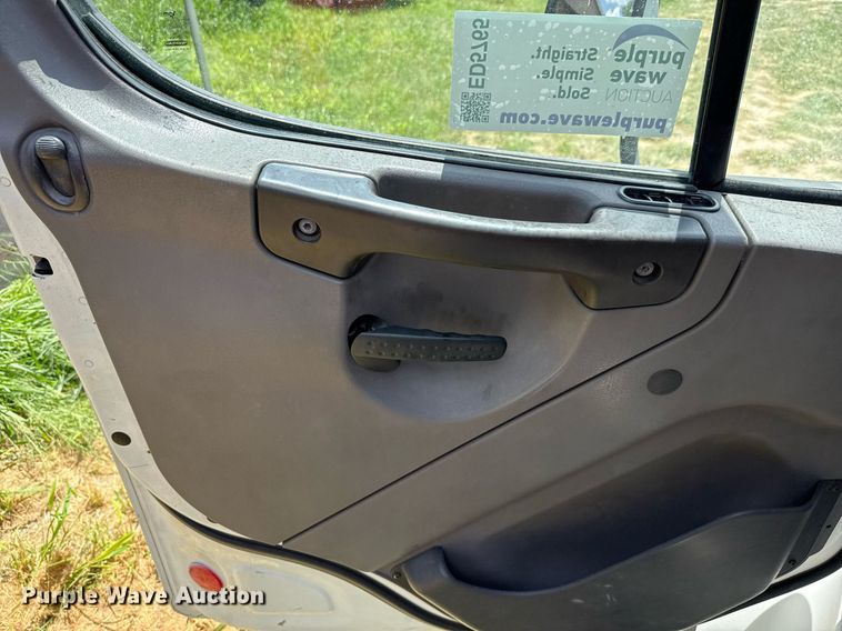 image for item ED5765 2006 Freightliner Business Class M2 grapple crane truck