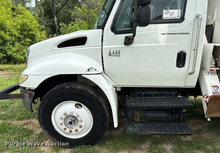 image for item ED5766 2002 International 4400 forestry bucket truck