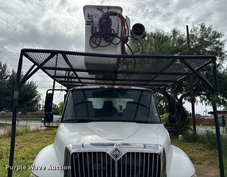 image for item ED5766 2002 International 4400 forestry bucket truck