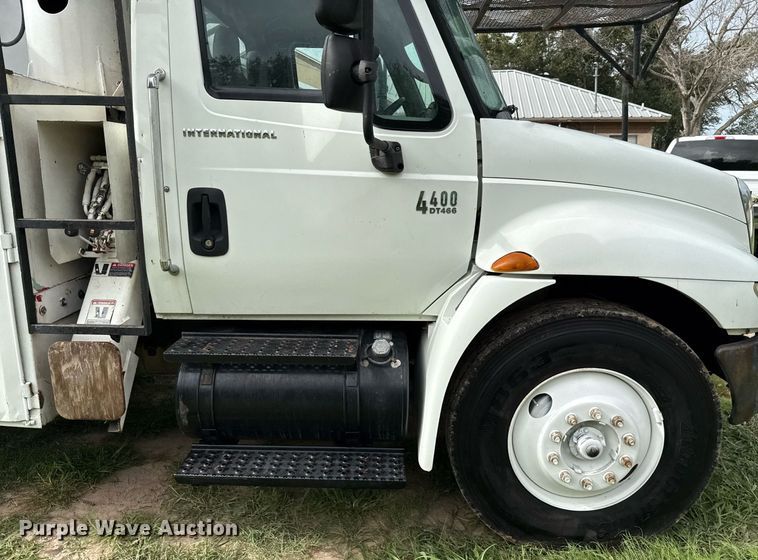 image for item ED5766 2002 International 4400 forestry bucket truck