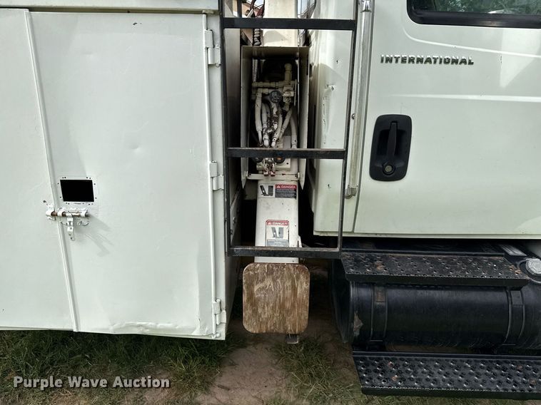 image for item ED5766 2002 International 4400 forestry bucket truck