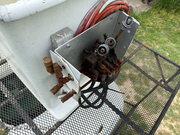 image for item ED5766 2002 International 4400 forestry bucket truck