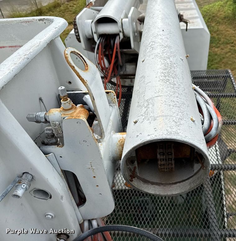 image for item ED5766 2002 International 4400 forestry bucket truck