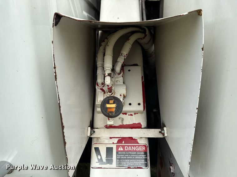 image for item ED5766 2002 International 4400 forestry bucket truck