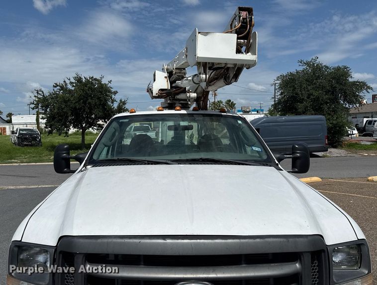 image for item ED5769 2003 Ford F550 Super Duty XL bucket truck