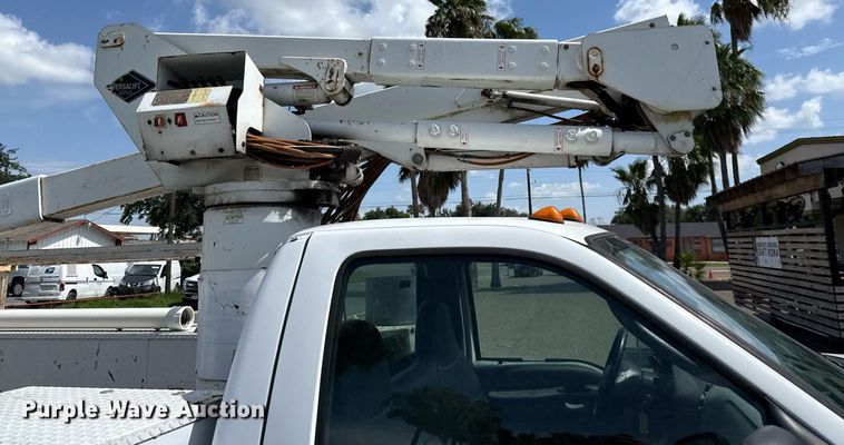image for item ED5769 2003 Ford F550 Super Duty XL bucket truck