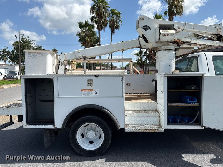 image for item ED5769 2003 Ford F550 Super Duty XL bucket truck