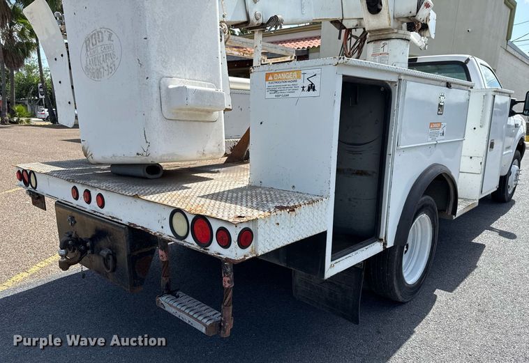 image for item ED5769 2003 Ford F550 Super Duty XL bucket truck