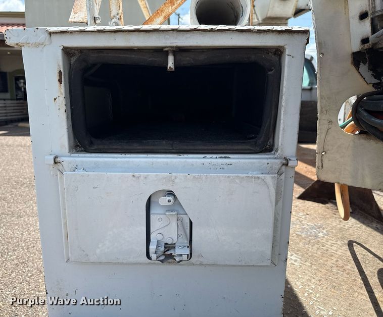 image for item ED5769 2003 Ford F550 Super Duty XL bucket truck