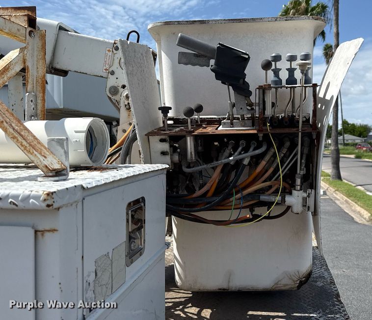 image for item ED5769 2003 Ford F550 Super Duty XL bucket truck