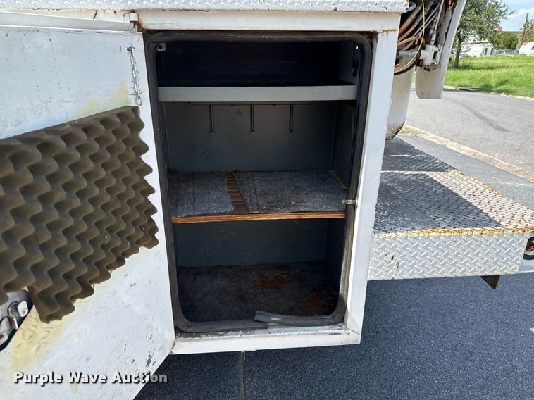 image for item ED5769 2003 Ford F550 Super Duty XL bucket truck