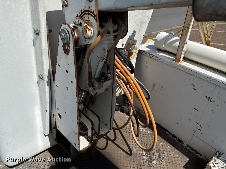 image for item ED5769 2003 Ford F550 Super Duty XL bucket truck