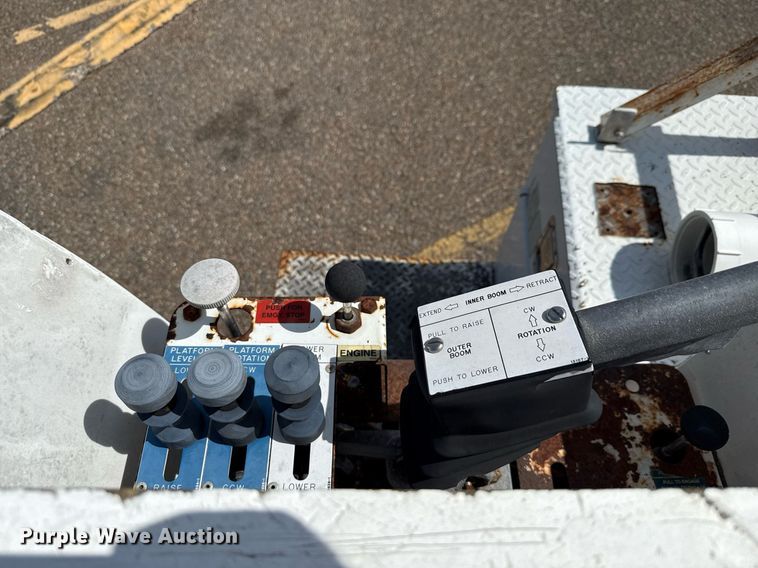 image for item ED5769 2003 Ford F550 Super Duty XL bucket truck