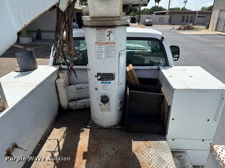 image for item ED5769 2003 Ford F550 Super Duty XL bucket truck