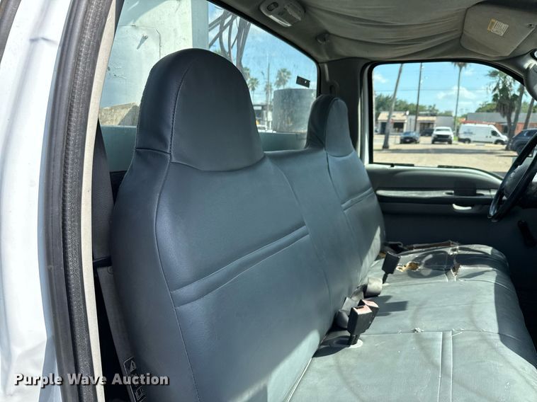 image for item ED5769 2003 Ford F550 Super Duty XL bucket truck