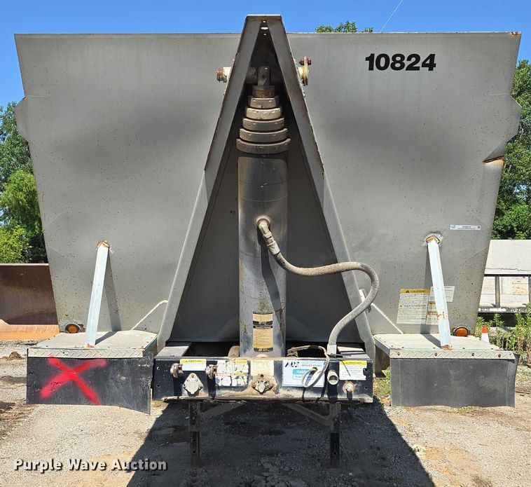 image for item EF1656 2001 Midland XL 2000 end dump trailer