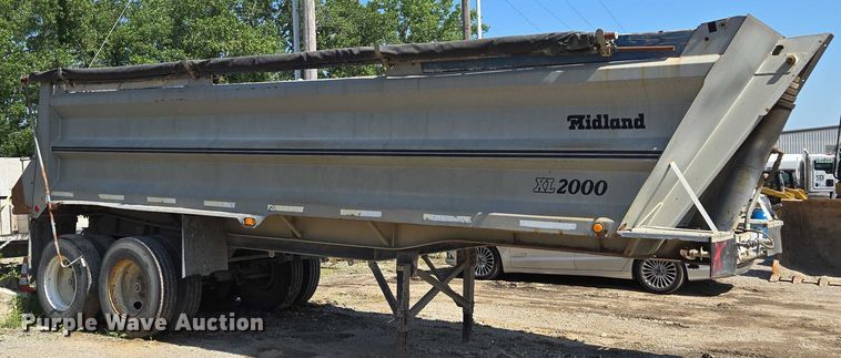 image for item EF1656 2001 Midland XL 2000 end dump trailer