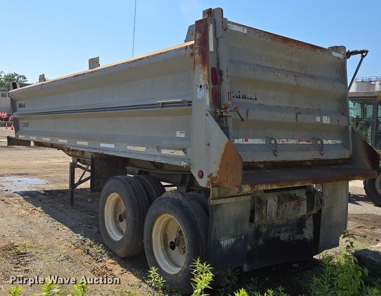 image for item EF1656 2001 Midland XL 2000 end dump trailer