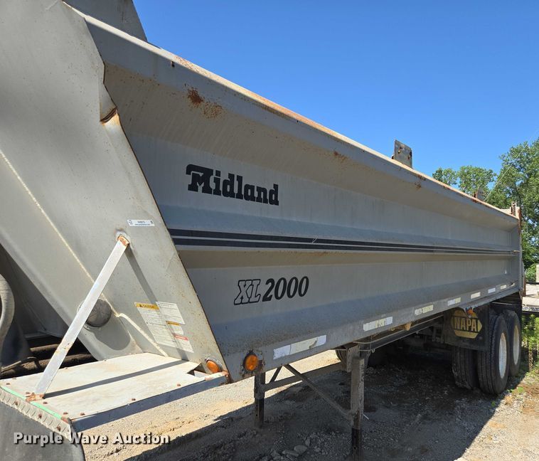 image for item EF1656 2001 Midland XL 2000 end dump trailer