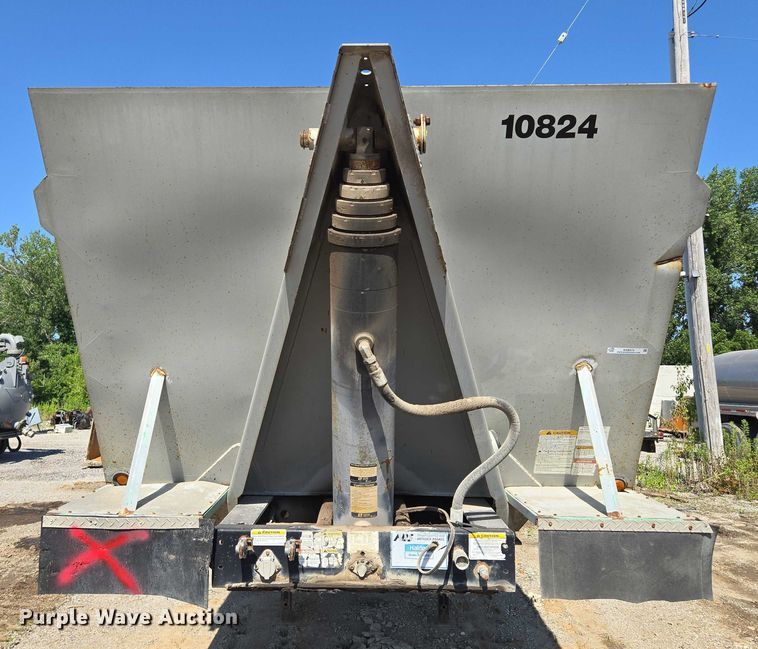 image for item EF1656 2001 Midland XL 2000 end dump trailer