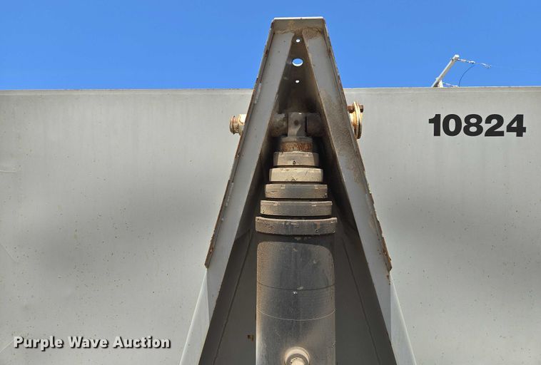 image for item EF1656 2001 Midland XL 2000 end dump trailer