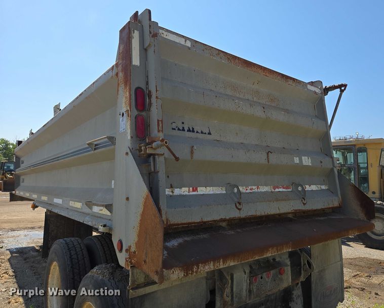 image for item EF1656 2001 Midland XL 2000 end dump trailer