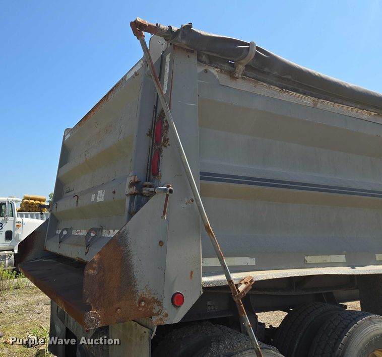 image for item EF1656 2001 Midland XL 2000 end dump trailer