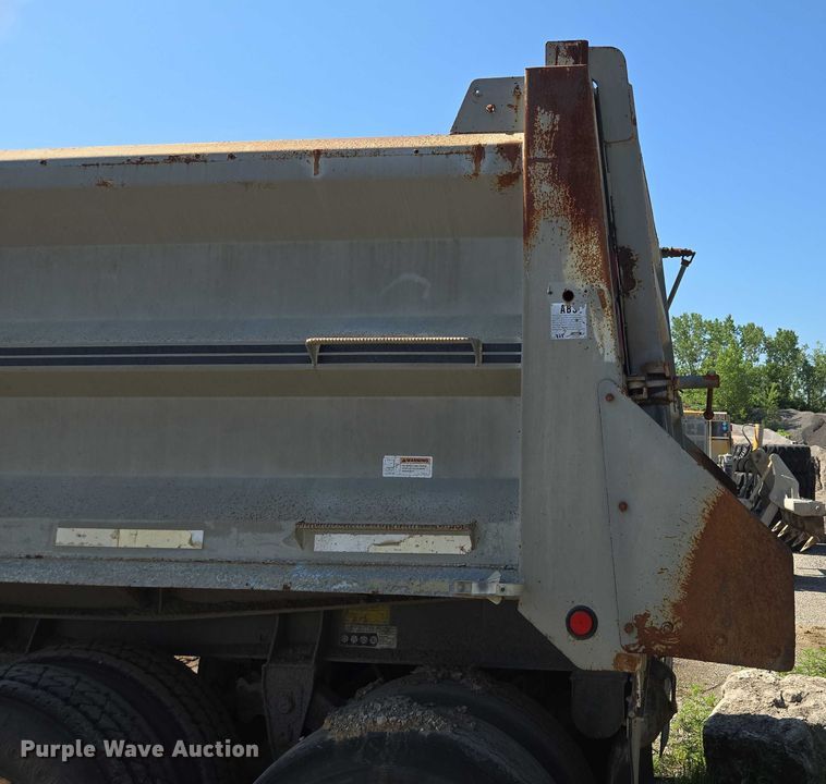 image for item EF1656 2001 Midland XL 2000 end dump trailer