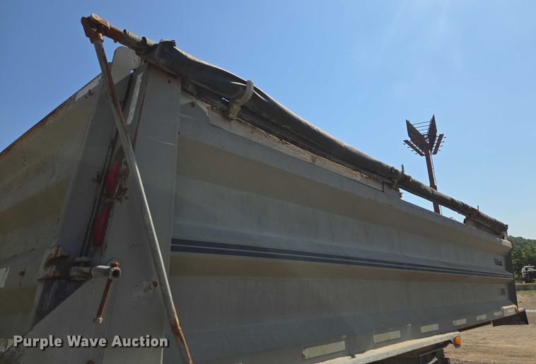 image for item EF1656 2001 Midland XL 2000 end dump trailer