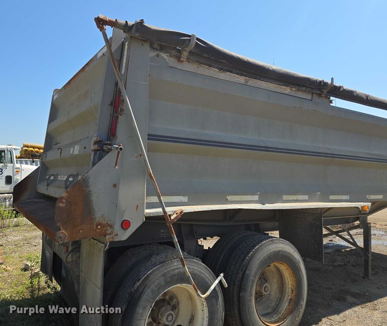 image for item EF1656 2001 Midland XL 2000 end dump trailer
