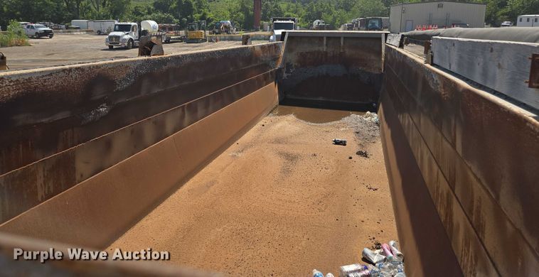 image for item EF1656 2001 Midland XL 2000 end dump trailer