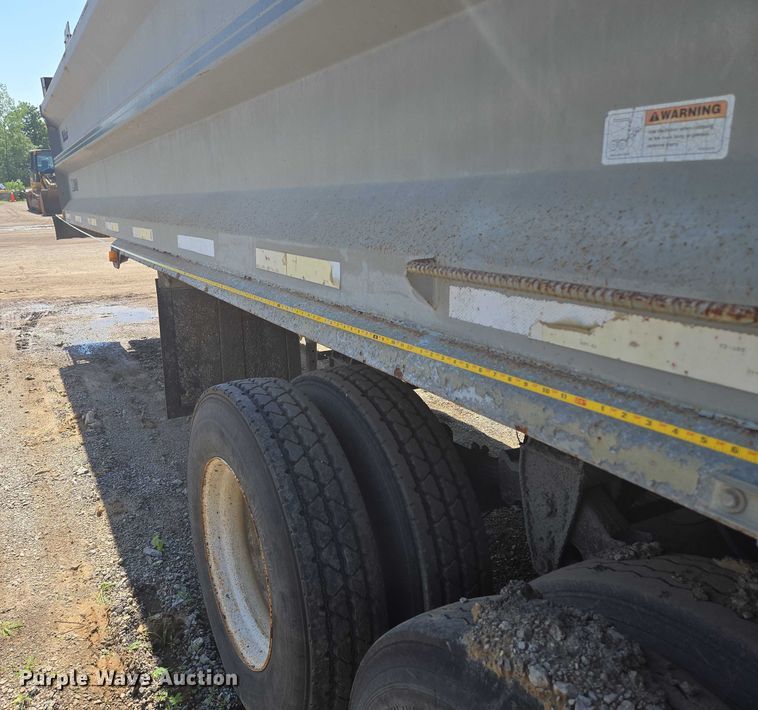 image for item EF1656 2001 Midland XL 2000 end dump trailer