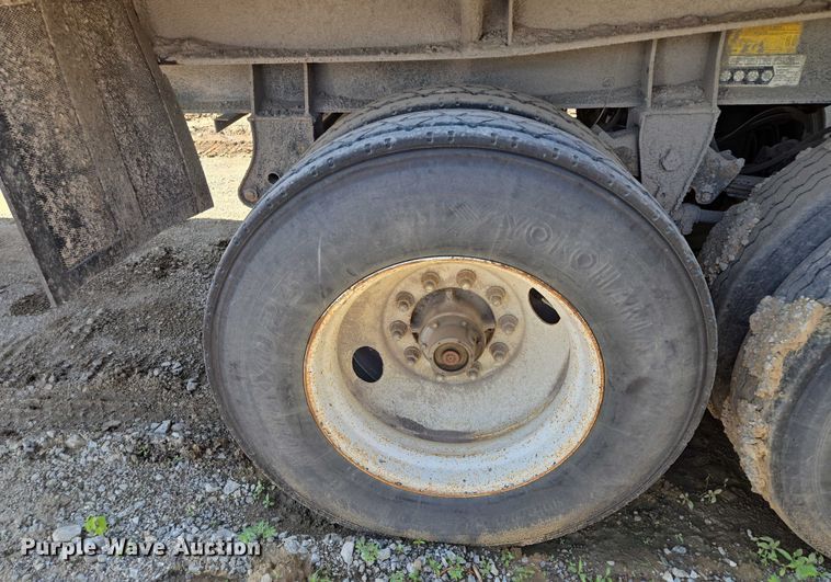 image for item EF1656 2001 Midland XL 2000 end dump trailer