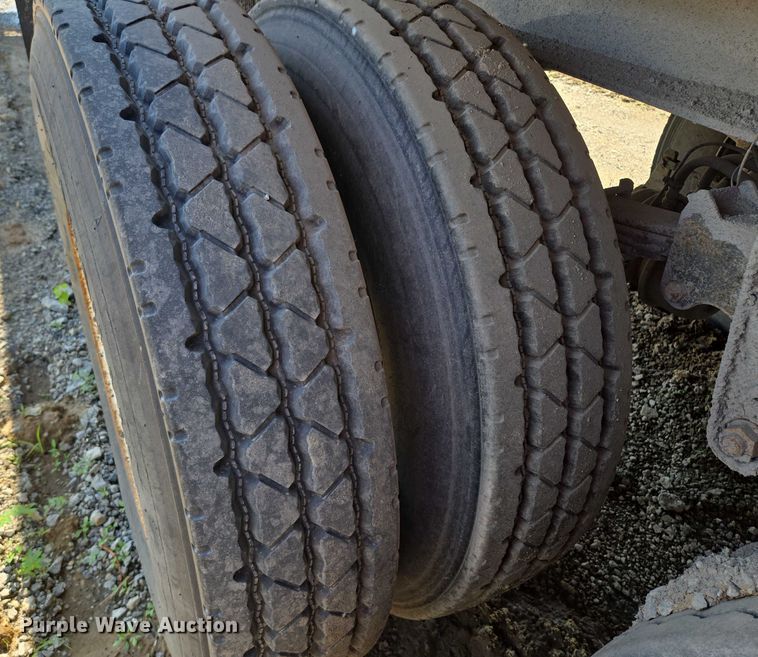 image for item EF1656 2001 Midland XL 2000 end dump trailer