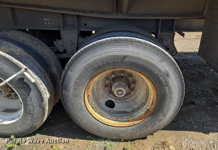 image for item EF1656 2001 Midland XL 2000 end dump trailer