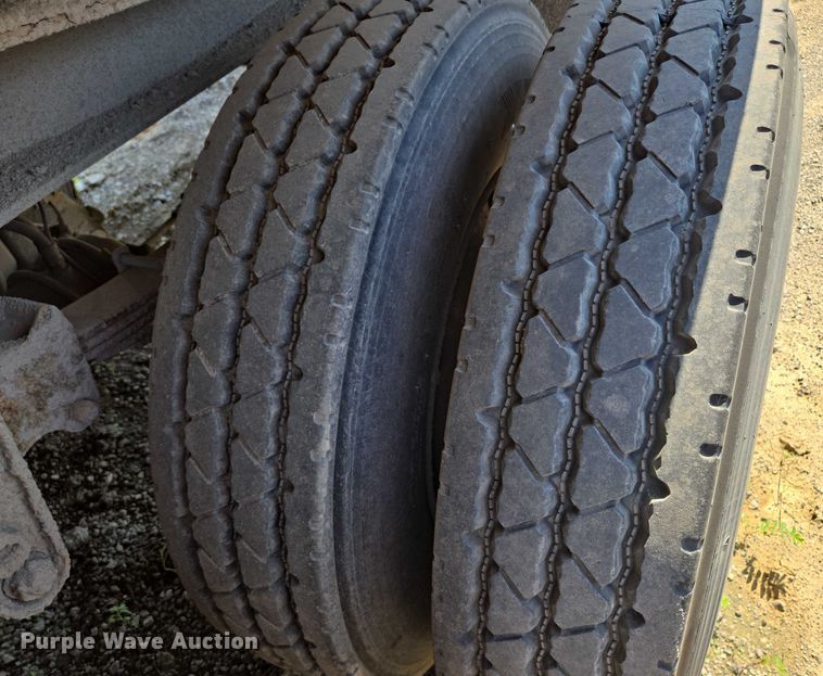 image for item EF1656 2001 Midland XL 2000 end dump trailer