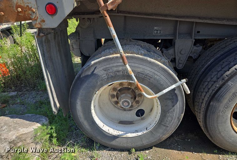 image for item EF1656 2001 Midland XL 2000 end dump trailer