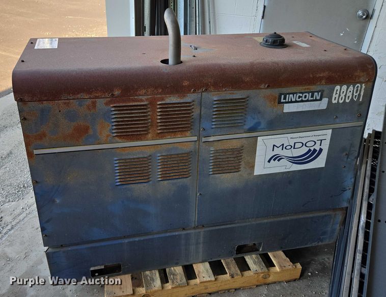 image for item EF1663 Lincoln Electric  Commander 300 welder/generator