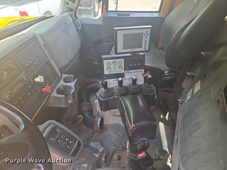 image for item EF1670 2014 International 7500  dump truck