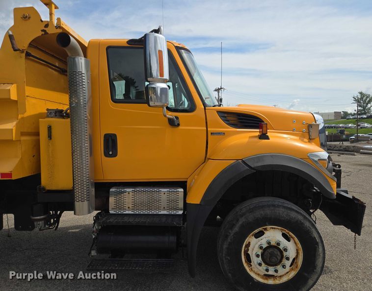 image for item EF1671 2011 International SF547 dump truck