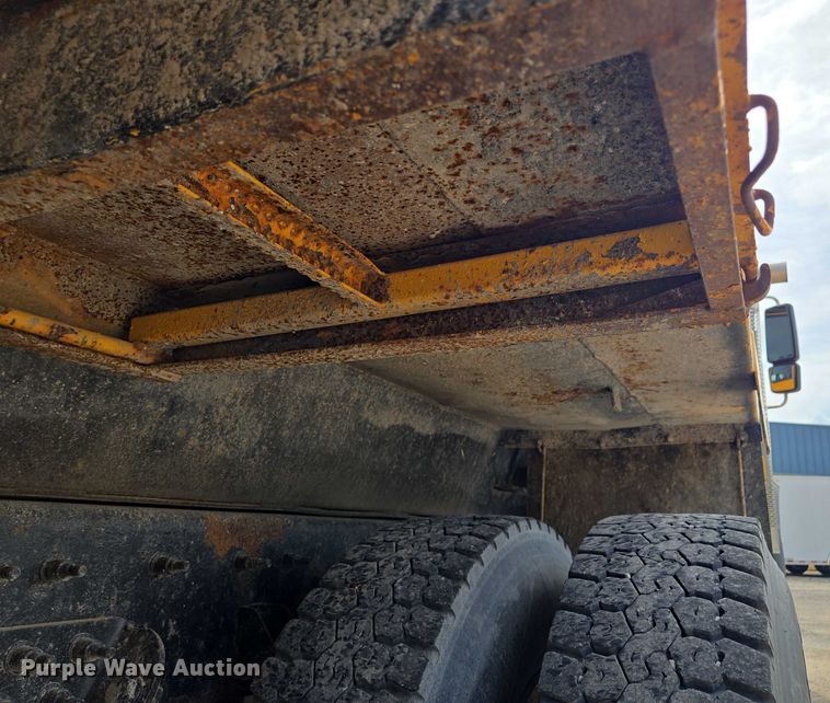 image for item EF1671 2011 International SF547 dump truck