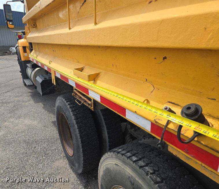 image for item EF1671 2011 International SF547 dump truck