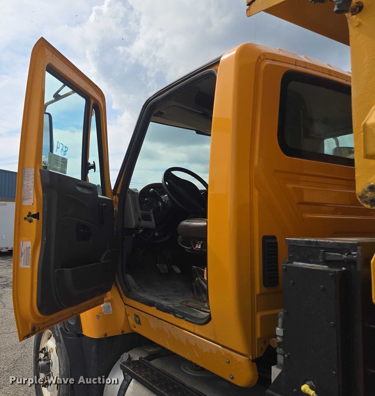 image for item EF1671 2011 International SF547 dump truck