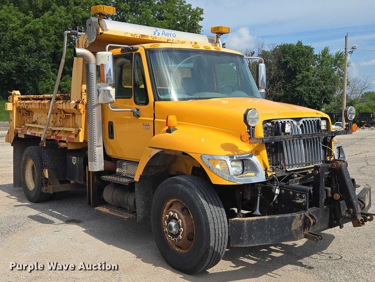 image for item EF1672 2005 International 7400 dump truck