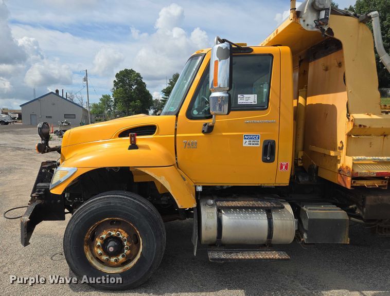 image for item EF1672 2005 International 7400 dump truck